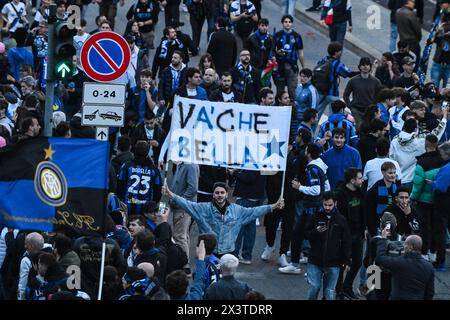 Mailand, Italien. April 2024. Inter-Fans feiern den 20. Scudetto des Vereins in der Viale della Liberazione in der Mailänder Innenstadt, nachdem das Spiel der Serie A TIM zwischen dem AC Mailand und dem FC Internazionale am 28. April 202 im Stadio Giuseppe Meazza in Mailand, Italien, gespielt wurde Stockfoto