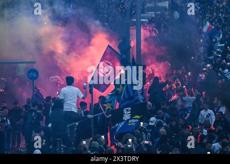 Mailand, Italien. April 2024. Inter-Fans feiern den 20. Scudetto des Vereins in der Viale della Liberazione in der Mailänder Innenstadt, nachdem das Spiel der Serie A TIM zwischen dem AC Mailand und dem FC Internazionale am 28. April 202 im Stadio Giuseppe Meazza in Mailand, Italien, gespielt wurde Stockfoto