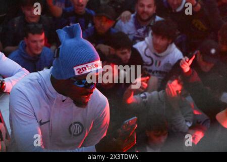 Mailand, Italien. April 2024. Marcus Thuram vom Inter FC feiert den Sieg mit den Fans, während sie während ihrer Busparade Halt machen, um auf der Bühne auf dem Duomo-Platz zu feiern, nachdem sie am 28. April 2024 in Mailand den 20. Scudetto gewonnen hatten. Credit: Tiziano Ballabio/Alamy Live News Stockfoto