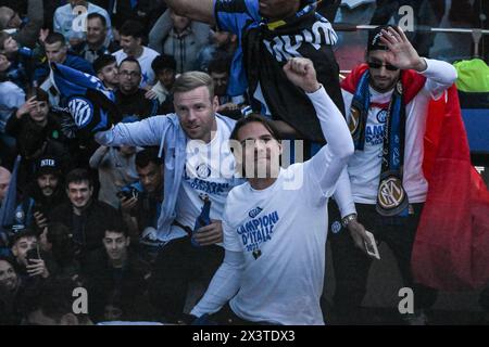 Mailand, Italien. April 2024. Hakan Calhanoglu, Yann Sommer, Davy Klaassen vom Inter FC feiern den Sieg mit den Fans, während sie während ihrer Busparade auf der Bühne auf dem Domplatz Halt machen, nachdem sie am 28. April 2024 in Mailand den 20. Scudetto gewonnen hatten Stockfoto