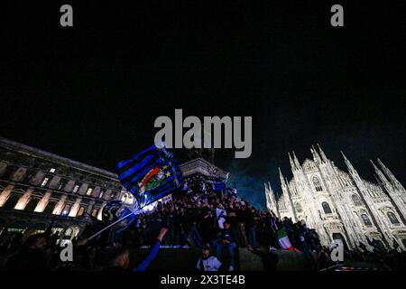 Mailand, Italien. April 2024. Inter vs Torino nella foto tifosi Inter salutano lÂ&#x80;&#x99;arrivo del Bus prima della partita Milano 28-04-2024 Piazza Duomo Campionato Serie A TIM - 34a giornata foto Tiziano Ballabio/AGENZIA ALDO Liverani SAS/AGENZIA ALDO LIVERANI SAS Credit: Unabhängige Fotoagentur/ALAMY Live News Stockfoto