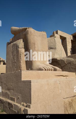 Unterteil, Koloss von Ramesses II, Ramesseum, Gedenktempel von Pharao Ramesses II, altes Theben, UNESCO-Weltkulturerbe, Luxor, Ägypten Stockfoto