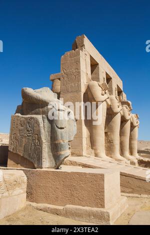 Unterteil, Koloss von Ramesses II, Ramesseum, Gedenktempel von Pharao Ramesses II, altes Theben, UNESCO-Weltkulturerbe, Luxor, Ägypten Stockfoto