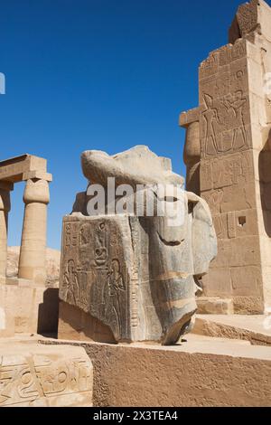 Unterteil, Koloss von Ramesses II, Ramesseum, Gedenktempel von Pharao Ramesses II, altes Theben, UNESCO-Weltkulturerbe, Luxor, Ägypten Stockfoto