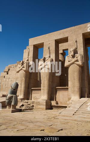 Granitkopf von Ramesses II vor Osiris-Statuen, Ramesseum, Gedenktempel von Pharao Ramesses II, (13. Jh. v. Chr.), Antike Theben, UNESCO W Stockfoto