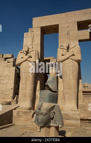 Granitkopf von Ramesses II vor Osiris-Statuen, Ramesseum, Gedenktempel von Pharao Ramesses II, (13. Jh. v. Chr.), Antike Theben, UNESCO W Stockfoto