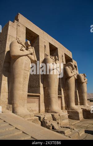 Zweiter Hof, Osiride Portico, Ramesseum, Gedenktempel des Pharao Ramesses II, (13. Jahrhundert v. Chr.), altes Theben, UNESCO-Weltkulturerbe, Luxor Stockfoto