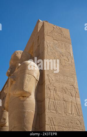 Osiride Portico, Ramesseum, Gedenktempel von Pharao Ramesses II, (13. Jahrhundert v. Chr.), altes Theben, UNESCO-Weltkulturerbe, Luxor, Ägypten Stockfoto