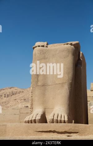 Kolossus Legs, von Ramesses II, Ramesseum, Gedenktempel von Pharoah Ramesses II, (13. Jh. v. Chr.), Theben, UNESCO-Weltkulturerbe, Luxor, Ägypten Stockfoto