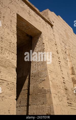 Eingangstor zum ersten Innenhof, Medinet Habu, Totentempel von Ramesses III, 1187-56 v. Chr., altes Theben, UNESCO-Weltkulturerbe, Luxor, Ägypten Stockfoto