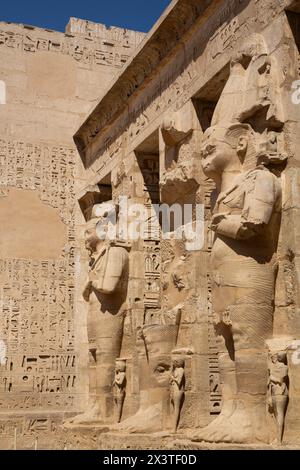 Osirische Statuen, nördlicher Portico, Medinet Habu, Totentempel von Ramesses III, 1187-56 v. Chr., altes Theben, UNESCO-Weltkulturerbe, Stätte, Luxor, Ägypten Stockfoto