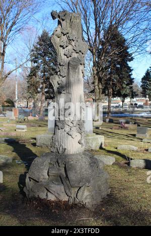 Grabstein auf einem Friedhof in Skokie, Illinois, mit Ahornblättern und Gravur aus dem Jahr 1888 Stockfoto