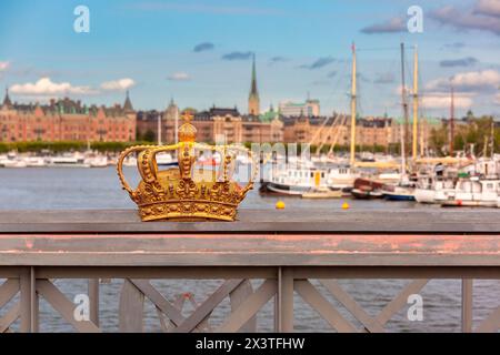Skeppsholmsbron, Skeppsholm Bridge, mit der berühmten Goldenen Krone in Stockholm, Schweden Stockfoto