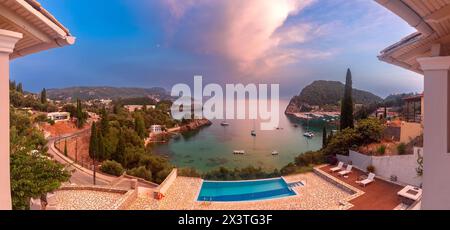 Panoramablick auf die Bucht von Paleokastritsa bei Sonnenuntergang und Poolterrasse auf Korfu, Griechenland Stockfoto