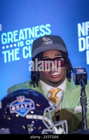 Minnesota Vikings First Round Draft Selection Dallas Turner Defensive End aus dem Alabama Crimson Tide spricht nach der Bühnenzeremonie mit den Medien. Die Vikings wählten Turner mit dem siebzehnten Pick. (Max Siker / Bild von Sport) Stockfoto