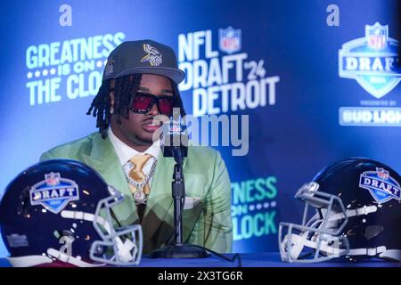 Minnesota Vikings First Round Draft Selection Dallas Turner Defensive End aus dem Alabama Crimson Tide spricht nach der Bühnenzeremonie mit den Medien. Die Vikings wählten Turner mit dem siebzehnten Pick. (Max Siker / Bild von Sport) Stockfoto