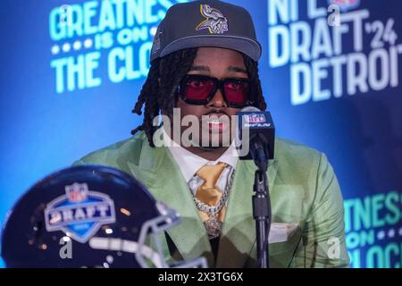 Minnesota Vikings First Round Draft Selection Dallas Turner Defensive End aus dem Alabama Crimson Tide spricht nach der Bühnenzeremonie mit den Medien. Die Vikings wählten Turner mit dem siebzehnten Pick. (Max Siker / Bild von Sport) Stockfoto