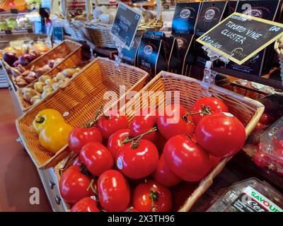 Rote Tomate zum Verkauf im Supermarkt Stockfoto