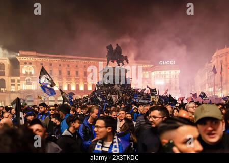 MAILAND, ITALIEN - 28. APRIL 2024: Die Fans von F.C Internazionale feiern mit dem Füllen der Piazza del Duomo, während der Feier Tricolor Stockfoto