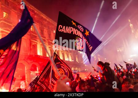 MAILAND, ITALIEN - 28. APRIL 2024: Die Fans von F.C Internazionale feiern mit dem Füllen der Piazza del Duomo, während der Feier Tricolor Stockfoto