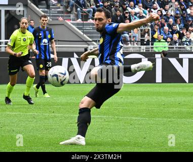 (240429) -- MAILAND, 29. April 2024 (Xinhua) -- Hakan Calhanoglu des FC Inter erzielt sein Tor während des Fußballspiels Der Serie A zwischen dem FC Inter und Turin im April in Mailand. 28, 2024. (Foto: Augusto Casasoli/Xinhua) Stockfoto