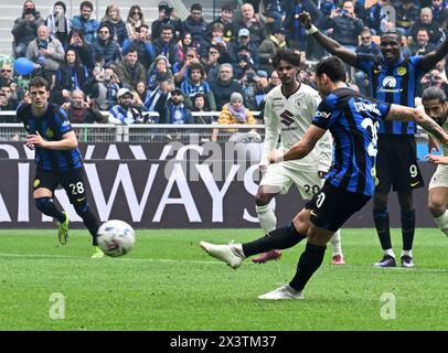 (240429) -- MAILAND, 29. April 2024 (Xinhua) -- Hakan Calhanoglu (Front) des FC Inter erzielt sein zweites Tor während des Fußballspiels A zwischen dem FC Inter und Turin im April in Mailand. 28, 2024. (Foto: Augusto Casasoli/Xinhua) Stockfoto