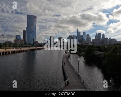 Wolken sammeln sich über dem Center City Philadelphia, von der South Street Bridge aus gesehen. Stockfoto