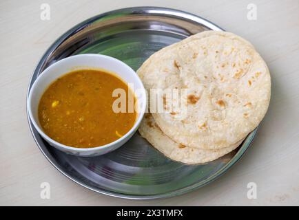 Bengalias beliebteste Mahlzeit Dal und Roti in einem Gericht. Traditionelle Gerichte aus Bangladesch und Indien. Leckeres und gesundes asiatisches Essen. Stockfoto