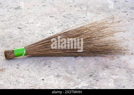 Kokosblattbesen. Es handelt sich um einen traditionellen Besen, der in ländlichen Gebieten Bangladeschs weit verbreitet ist. Es besteht aus getrockneten Kokosnussbäumen. Stockfoto