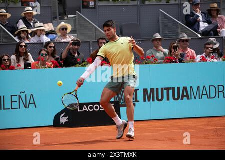 Madrid, Spanien. April 2024. Der spanische Tennisspieler Carlos Alcaraz spielt bei einem Tennisspiel in der Caja Magica gegen den Brasilianer Thiago Seyboth Wild. Der spanische Tennisspieler Carlos Alcaraz qualifizierte sich für das Achtelfinale der ATP Masters 1000 in Madrid, nachdem er den brasilianischen Thiago Seyboth Wild in zwei Sätzen 6-3 und 6:3 geschlagen hatte. Am nächsten Dienstag trifft er auf den Deutschen Jan-Lennard Struff. Quelle: SOPA Images Limited/Alamy Live News Stockfoto