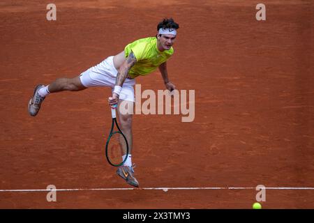 Madrid, Spanien. April 2024. Der brasilianische Tennisspieler Thiago Seyboth Wild spielt während eines Tennisspiels in der Caja Magica gegen den spanischen Tennisspieler Carlos Alcaraz (nicht abgebildet). Der spanische Tennisspieler Carlos Alcaraz qualifizierte sich für das Achtelfinale der ATP Masters 1000 in Madrid, nachdem er den brasilianischen Thiago Seyboth Wild in zwei Sätzen 6-3 und 6:3 geschlagen hatte. Am nächsten Dienstag trifft er auf den Deutschen Jan-Lennard Struff. Quelle: SOPA Images Limited/Alamy Live News Stockfoto