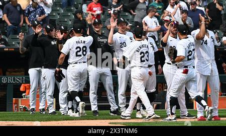 Chicago, Usa. April 2024. Das Chicago White Sox-Team wurde auf dem Feld in Aktion gesehen und feierte nach dem ersten drei-Spiele-Sweep der Saison 2024 mit einem Sieg über die Tampa Bay Rays im garantierten Rate Field 4-2. Das Spiel am Sonntagnachmittag ist der erste Dreikampf der Chicago White Sox seit dem 2. Und 4. Juni 2023 gegen die Detroit Tigers und ihre erste Dreispiel-Erfolgsserie seit dem 5. Und 7. August. Die White Sox (6:22) haben nach dem 1:9-Start vier in Folge gewonnen. Tampa Bay Rays 2: 4 Chicago White Sox. Quelle: SOPA Images Limited/Alamy Live News Stockfoto
