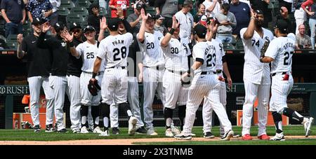 Chicago, Usa. April 2024. Das Chicago White Sox-Team wurde auf dem Feld in Aktion gesehen und feierte nach dem ersten drei-Spiele-Sweep der Saison 2024 mit einem Sieg über die Tampa Bay Rays im garantierten Rate Field 4-2. Das Spiel am Sonntagnachmittag ist der erste Dreikampf der Chicago White Sox seit dem 2. Und 4. Juni 2023 gegen die Detroit Tigers und ihre erste Dreispiel-Erfolgsserie seit dem 5. Und 7. August. Die White Sox (6:22) haben nach dem 1:9-Start vier in Folge gewonnen. Tampa Bay Rays 2: 4 Chicago White Sox. Quelle: SOPA Images Limited/Alamy Live News Stockfoto