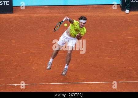 Madrid, Spanien. April 2024. Der brasilianische Tennisspieler Thiago Seyboth Wild spielt während eines Tennisspiels in der Caja Magica gegen den spanischen Tennisspieler Carlos Alcaraz (nicht abgebildet). Der spanische Tennisspieler Carlos Alcaraz qualifizierte sich für das Achtelfinale der ATP Masters 1000 in Madrid, nachdem er den brasilianischen Thiago Seyboth Wild in zwei Sätzen 6-3 und 6:3 geschlagen hatte. Am nächsten Dienstag trifft er auf den Deutschen Jan-Lennard Struff. (Foto: David Canales/SOPA Images/SIPA USA) Credit: SIPA USA/Alamy Live News Stockfoto