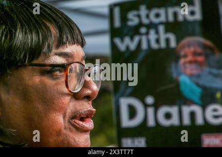 London, Großbritannien. April 2024. Diane Abbott spricht während der Kundgebung im Hackney Downs Park. Gewerkschaftsführer fordern, Diane Abbott unter Rassismus-Vorwürfen die Labour-Phip zurückzugeben. (Foto: Thabo Jaiyesimi/SOPA Images/SIPA USA) Credit: SIPA USA/Alamy Live News Stockfoto