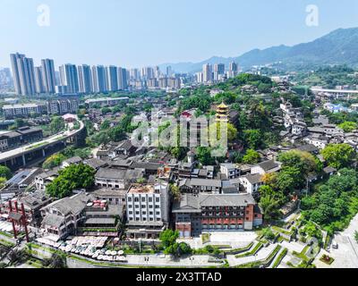 Peking, China. April 2024. Dieses Foto der Luftdrohne, aufgenommen am 28. April 2024, zeigt die antike Stadt Ciqikou im Südwesten Chinas in Chongqing. Quelle: Wang Quanchao/Xinhua/Alamy Live News Stockfoto