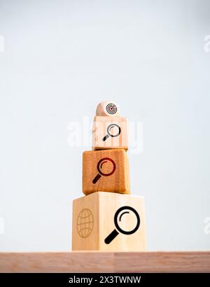 Online-Suche nach umweltfreundlichen Geschäftsdaten, Suchkonzept für umfassende Informationsrecherche. Lupensymbol auf großen bis kleinen Holzwürfelblöcken Stockfoto