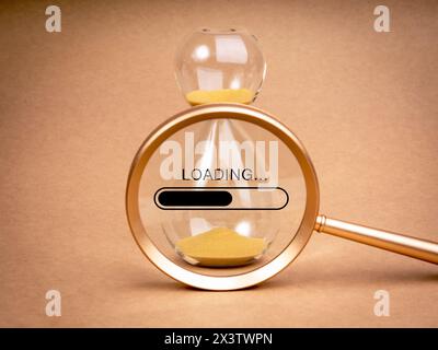Update-Konzept wird geladen. Wort „Wird Geladen...“ Mit Balken auf einfacher Sanduhr in Lupenlinse auf beigefarbenem Recyclingpapier Hintergrund, minimaler Stil. Sett Stockfoto