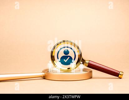 Personalwesen (HR), Einstellung, Auswahl, Rekrutierung, CRM, richtige Leute und Auserwählte, Konzepte. Geeignetes Personal, großes blaues Symbol auf der Lupe, Stockfoto