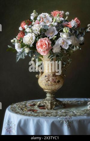 Stillleben mit luxuriösen Blumenstrauß Stockfoto