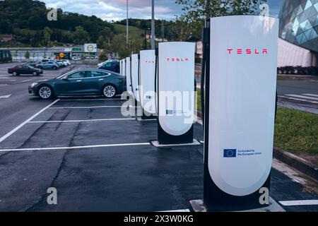 Elektroladegeräte der Marke Tesla. Stockfoto