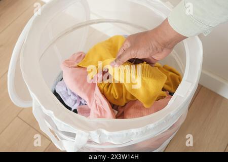 Korb mit dreckigen Wäsche, schmutzige Tücher Stockfoto