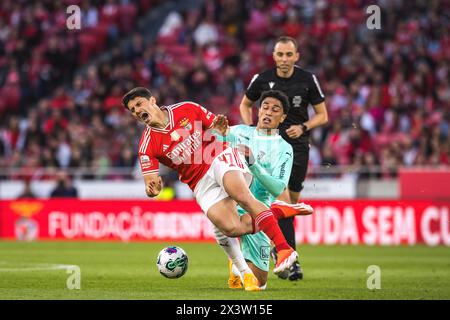 Lissabon, Portugal. April 2024. Tiago Gouveia von SL Benfica (L) mit Vitor Carvalho vom Sporting Clube de Braga (R) im Spiel zwischen SL Benfica und SC Braga in Estadio da Luz. (Endnote: SL Benfica 3 - 1 SC Braga) (Foto: Henrique Casinhas/SOPA Images/SIPA USA) Credit: SIPA USA/Alamy Live News Stockfoto