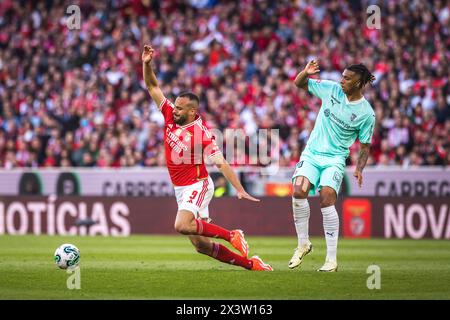 Lissabon, Portugal. April 2024. Arthur Cabral von SL Benfica (L) mit Cher Ndour vom Sporting Clube de Braga (R) im Spiel zwischen SL Benfica und SC Braga in Estadio da Luz. (Endnote: SL Benfica 3 - 1 SC Braga) (Foto: Henrique Casinhas/SOPA Images/SIPA USA) Credit: SIPA USA/Alamy Live News Stockfoto