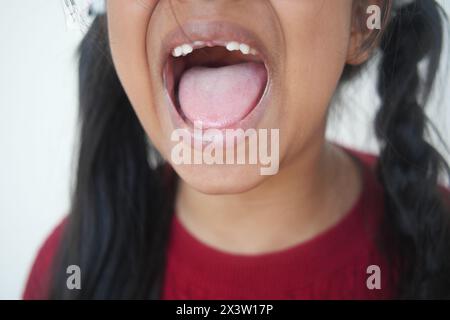 Nahaufnahme eines schreienden Kindes zu Hause Stockfoto