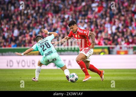 Lissabon, Portugal. April 2024. Marcos Leonardo von SL Benfica (R) mit Joao Moutinho vom Sporting Clube de Braga (L) im Spiel zwischen SL Benfica und SC Braga in Estadio da Luz. (Endnote: SL Benfica 3 - 1 SC Braga) (Foto: Henrique Casinhas/SOPA Images/SIPA USA) Credit: SIPA USA/Alamy Live News Stockfoto