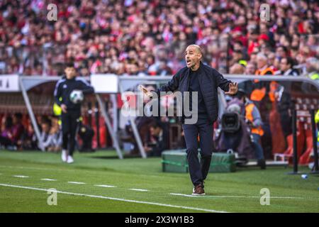 Lissabon, Portugal. April 2024. SC Braga Trainer Rui Duarte beim Liga Portugal Betclic Spiel zwischen SL Benfica und SC Braga in Estadio da Luz. (Endnote: SL Benfica 3 - 1 SC Braga) (Foto: Henrique Casinhas/SOPA Images/SIPA USA) Credit: SIPA USA/Alamy Live News Stockfoto