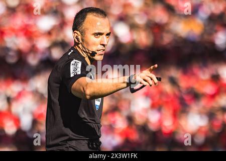 Lissabon, Portugal. April 2024. Portugiesischer Schiedsrichter Joao Pinheiro im Spiel der Liga Portugal Betclic zwischen SL Benfica und SC Braga in Estadio da Luz. (Endnote: SL Benfica 3 - 1 SC Braga) Credit: SOPA Images Limited/Alamy Live News Stockfoto