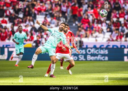 Lissabon, Portugal. April 2024. Joao Moutinho vom Sporting Clube de Braga (L) mit Rafa Silva von SL Benfica (R) im Einsatz während des Liga Portugal Betclic Spiels zwischen SL Benfica und SC Braga in Estadio da Luz. (Endnote: SL Benfica 3 - 1 SC Braga) Credit: SOPA Images Limited/Alamy Live News Stockfoto