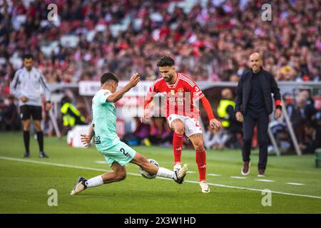 Lissabon, Portugal. April 2024. Rafa Silva von SL Benfica (R) mit Victor Gomez vom Sporting Clube de Braga (L) im Einsatz während des Liga Portugal Betclic Spiels zwischen SL Benfica und SC Braga in Estadio da Luz. (Endnote: SL Benfica 3 - 1 SC Braga) Credit: SOPA Images Limited/Alamy Live News Stockfoto